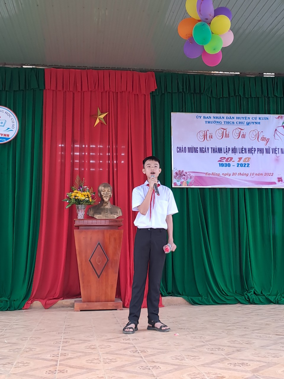 Trường THCS Chư Quynh tổ chức buổi lễ 20/10 cho các công đoàn viên nữ trong trường