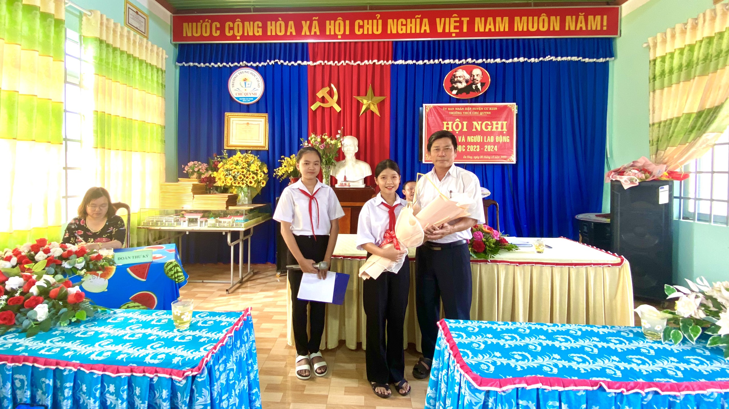 TRƯỜNG THCS CHƯ QUYNH TỔ CHỨC HỘI NGHỊ VIÊN CHỨC VÀ NGƯỜI LAO ĐỘNG